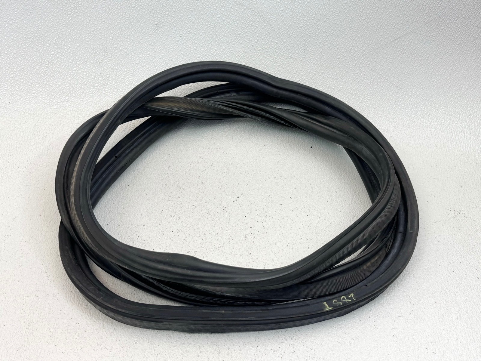 17-23 JAGUAR F-PACE REAR TAILGATE LIFTGATE HATCH DOOR BODY WEATHERSTRIP SEAL