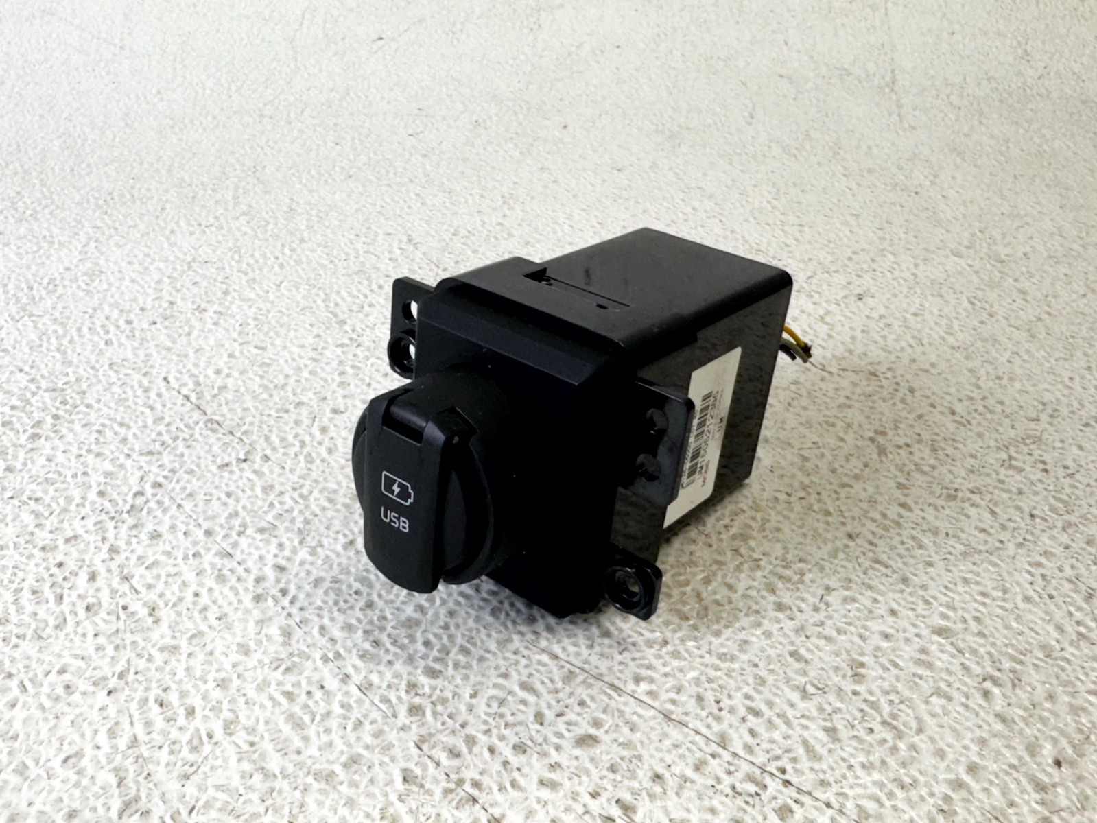 16-20 KIA SORENTO REAR CENTER CONSOLE USB CHARGER ADAPTER PORT