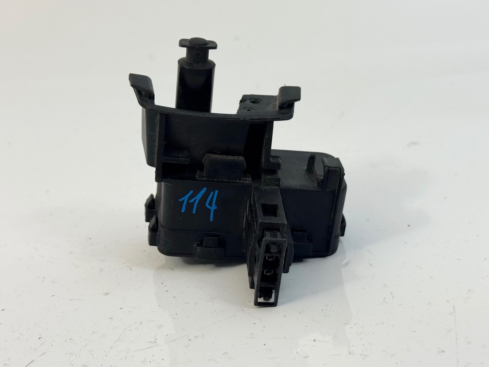 11-17 VOLKSWAGEN TOUAREG FUEL DOOR LOCK LATCH ACTUATOR