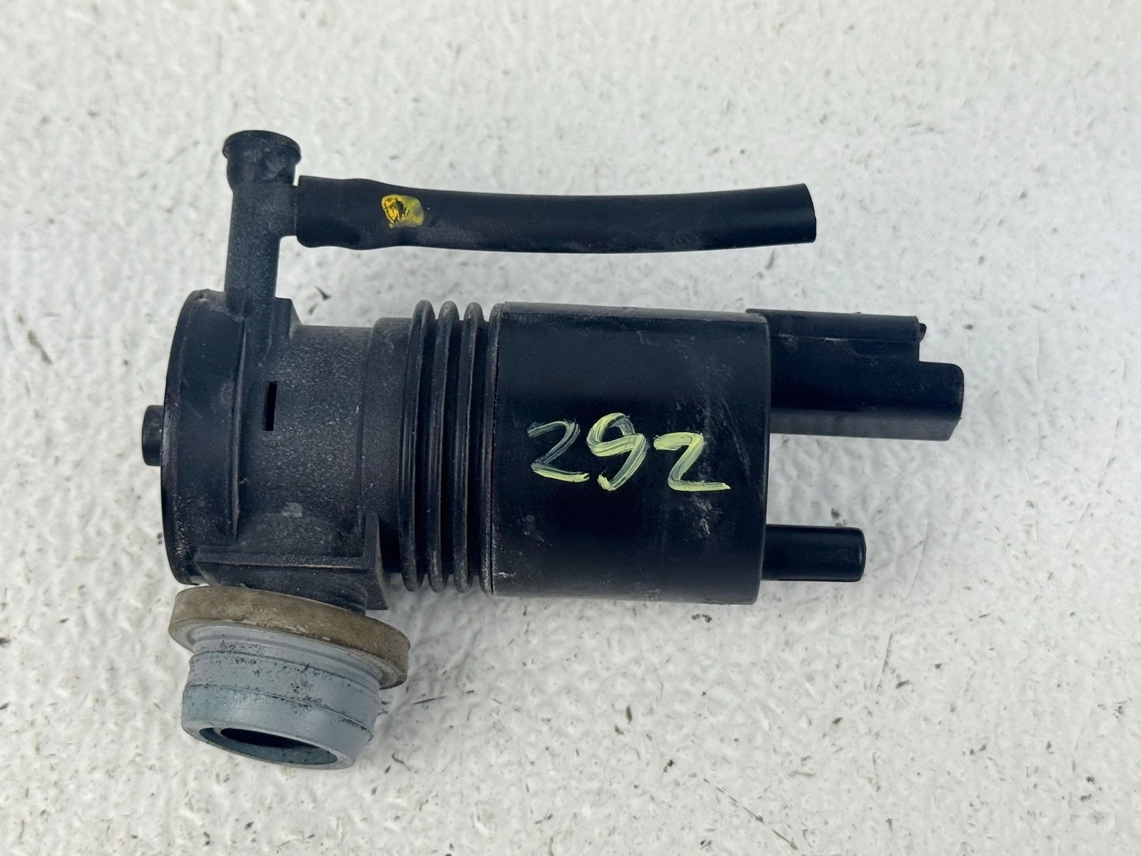 14-20 INFINITI Q50 Q60 FRONT WINDSHEILD WASHER PUMP