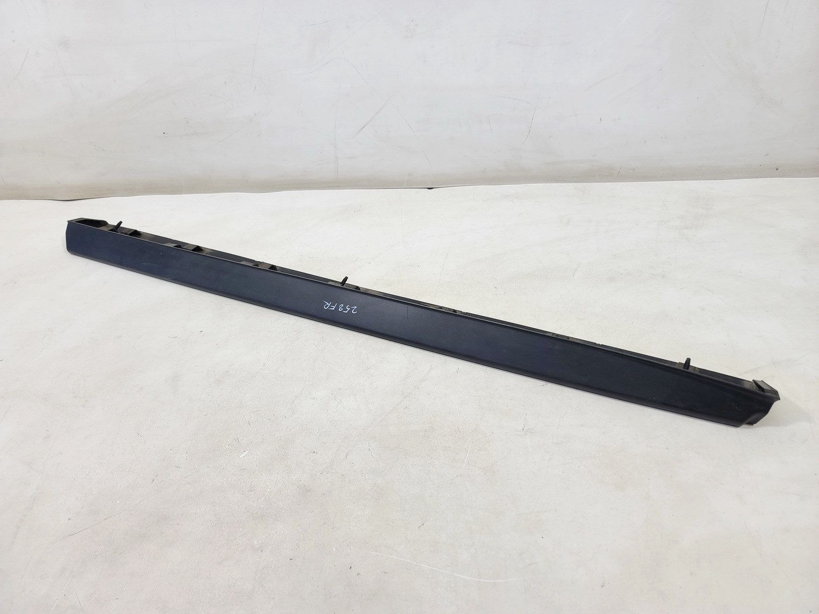 16-20 INFINITI QX60 FRONT RIGHT RH PASS SIDE DOOR LOWER TRIM MOLDING PANEL