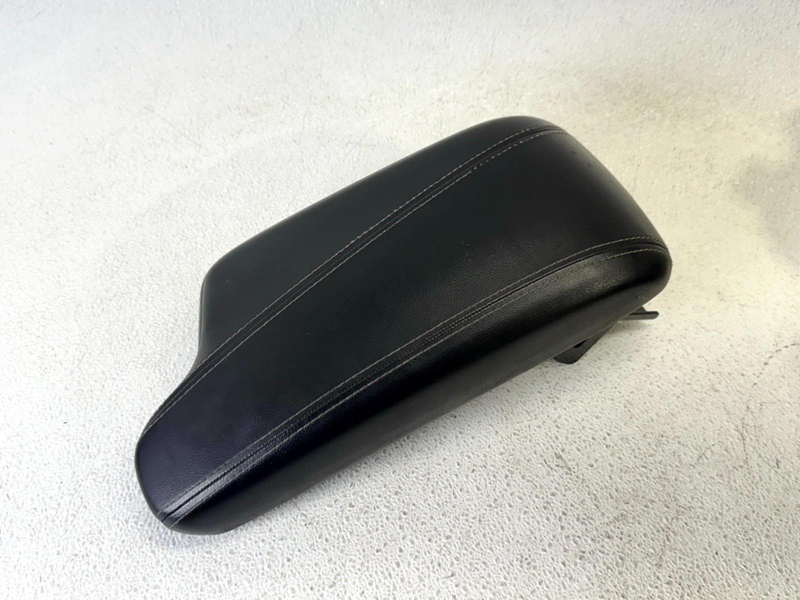 17-19 INFINITI QX30 CENTER CONSOLE ARMREST LID STORAGE TRIM COVER PANEL