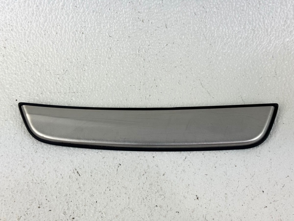 17-19 INFINITI QX30 REAR RIGHT PASS SIDE SILL ENTRY INSERT KICK PANEL COVER